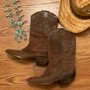 Cowboy boots that have great lines and embossing. Brown size 8.